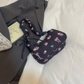Schicke schwarze Schultertasche mit rosa Rosenmuster und Schleifen-Details - Schwarz