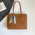 Borsa tote in pelle marrone con trama a grana e un elegante foulard in seta blu - Marrone