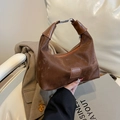 Elegante bolso hobo de media luna marrón en tela de alta densidad con asa de cuero - Marrón