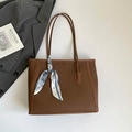 Borsa tote marrone in pelle PU con elegante sciarpa di seta blu e trama a grana fine - Marrone