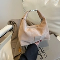 Bolso medialuna beige de estilo francés en terciopelo mate con hebilla de metal chic - Caqui