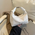 Bolso medialuna blanco minimalista en cuero sintético con hebilla plateada y logotipo - Blanco