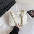 Bolso bandolera de pana color blanco roto con bolsillos frontales y correa ajustable - Blanco