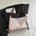 Sac à main en brocart champagne rose avec broderies et poignées en perles de bois - Rose