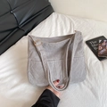 Bolso tote de pana gris con correa ajustable para el hombro y bolsillo frontal - Gris