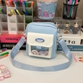 Süße hellblau-weiße Ita-Bag mit transparentem Sichtfenster und kleinen Cartoon-Pins - Hellblau