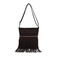 Bolso bandolera bohemio marrón con flecos largos y detalles de remaches dorados - Marrón