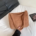 Bolso tote de pana marrón para mujer con correa ancha para el hombro y hebilla dorada - Marrón