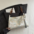 Sac à main brodé chinois bleu clair avec motifs de montagne en soie et anse en bois - Bleu