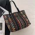 Bolso tote étnico tejido con patrones de zigzag coloridos y correas de cuero ancho - Negro