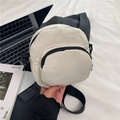 Borsa a tracolla minimalista in velluto a coste crema con tracolla nera regolabile - Bianco