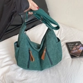 Borsa a tracolla in velluto a coste verde scuro con tracolla larga da donna - Verde