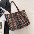 Bolso tote étnico de gran capacidad con coloridos patrones de ondas y asas de cuero - Marrón