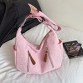 Borsa hobo rosa in velluto a coste capiente con cerniere e tracolla larga in tessuto - Rosa