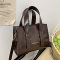 Dunkelbraune Handtasche aus Wachsleder für Damen mit goldenen Beschlägen und Gurt - Braun
