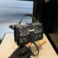 Vintage-Handtasche mit Leopardenmuster, goldenem H-Verschluss und schwarzem Leder - Schwarz