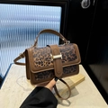 Schicke Handtasche mit Leopardenmuster, braunem Leder und Gold-Verschluss - Braun