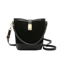 Sac seau élégant en daim noir avec boucle dorée et bandoulière réglable pour le porté épaule - Noir