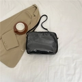 Borsa a tracolla minimalista in ecopelle nera con ampia tasca frontale in PVC trasparente - Nero