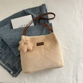Sac seau en fausse fourrure beige avec bandoulière marron et charm ours en peluche - Sans Pendentif / Kaki