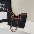 Grand sac cabas en nylon noir avec anses en cuir marron et écusson décoratif - Noir et Marron