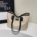 Grand sac cabas en nylon imperméable beige avec bordures et anses noires contrastées - Blanc et Noir