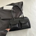 Borsa nera con stampa coccodrillo, doppie tasche con patta e manici lunghi per un look retrò - Nero