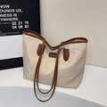 Grand sac cabas en nylon crème avec anses en cuir marron et logo central élégant - Blanc & Café