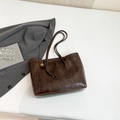Dunkelbraune Retro-Tasche mit Vintage-Lederstruktur und dekorativem Taschenanhänger - Ohne Anhänger / Braun