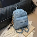 Mini mochila de mezclilla azul claro con bolsillo con cremallera y dije de metal - Sin Colgante / Azul