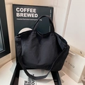 Bolso tote negro de gran tamaño con textura arrugada para el uso diario informal - Negro