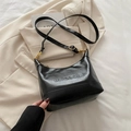 Bolso de hombro minimalista de cuero negro con grabado mioashe y hebillas doradas - Negro (Sin Colgante)