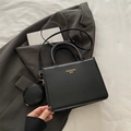 Minimalistische zwarte lederen handtas met ronde portemonnee en gouden belettering - Tas-in-tas Stijl / Zwart