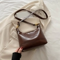 Bolso bandolera hobo marrón oscuro en cuero sintético liso con herrajes dorados - Café (Sin Colgante)