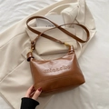 Bolso de hombro minimalista marrón de cuero con logo en relieve y hebilla dorada para mujer - Marrón (Sin Colgante)