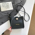 Elegante borsa a secchiello intrecciata nera con scritte dorate e tracolla regolabile - Nero