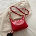 Bolso de hombro media luna rojo brillante con relieve y hebilla dorada elegante - Rojo (Sin Colgante)