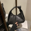Klassische schwarze gewebte Hobo-Tasche aus Leder mit Knotendetail und Goldreißverschluss - Schwarz