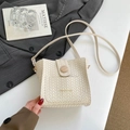Elegante borsa a secchiello intrecciata crema con fibbia in legno e tracolla - Bianco
