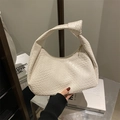 Schicke cremeweiße Hobo-Tasche aus geflochtenem Leder mit Knotengriff und quadratischem Muster - Weiß