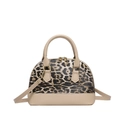 Elegante bolso tipo concha con estampado de leopardo, ribete beige y cremallera dorada - Caqui