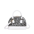 Bolso de concha chic con estampado de leopardo, detalles blancos y correa ajustable - Blanco