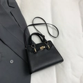 Klassische schwarze strukturierte Handtasche mit Goldschloss und verstellbarem Schultergurt - Schwarz