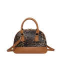 Elegante bolso de concha con estampado de leopardo y cuero marrón con correa ajustable - Marrón