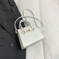 Elegante weiße quadratische Handtasche mit goldenen Beschlägen und Griff für das Büro - Weiß