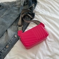 Magenta gesteppte Umhängetasche mit Chevron-Muster und breitem geometrischem Gurtband - Rosenrosa