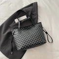 Grande borsa tote nera con stampe M argento e coulisse laterali regolabili - Nero