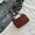 Sac bandoulière matelassé marron avec large sangle géométrique sur denim bleu - Marron