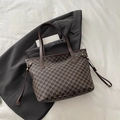 Grande borsa shopping con stampa monogramma marrone e manici in pelle su blazer nero - Marrone