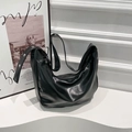 Glänzende schwarze Hobo-Tasche mit breitem Schultergurt und silbernen Metallösen-Details - Schwarz